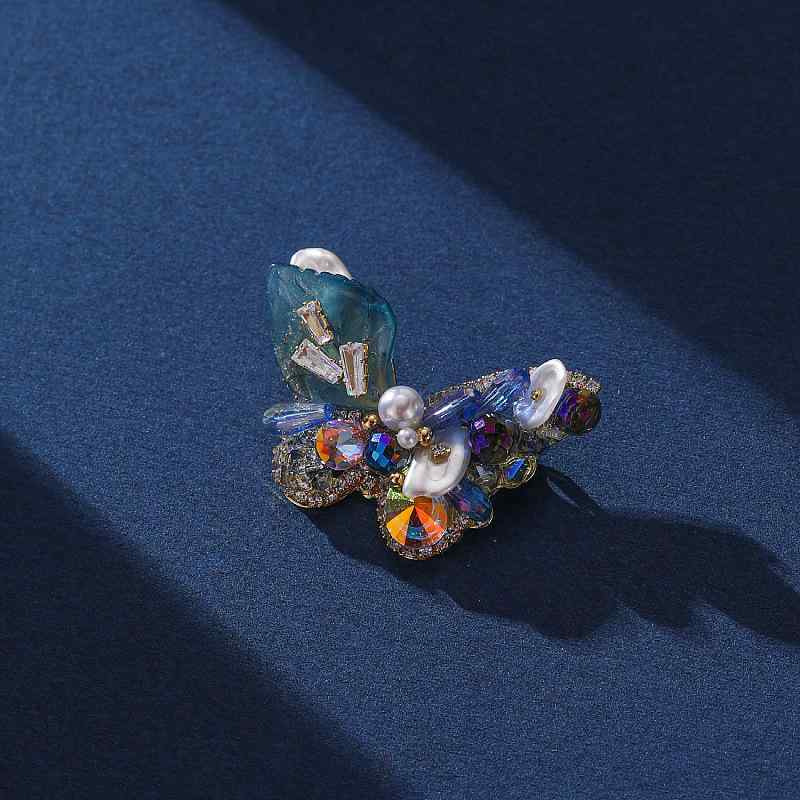 ブローチ レディース クリスタル 蝶 バタフライ ジルコニア スカーフ留め 多機能 2WAY デザイン おしゃれ セーター コート ジャケット スーツ 洋服 固...