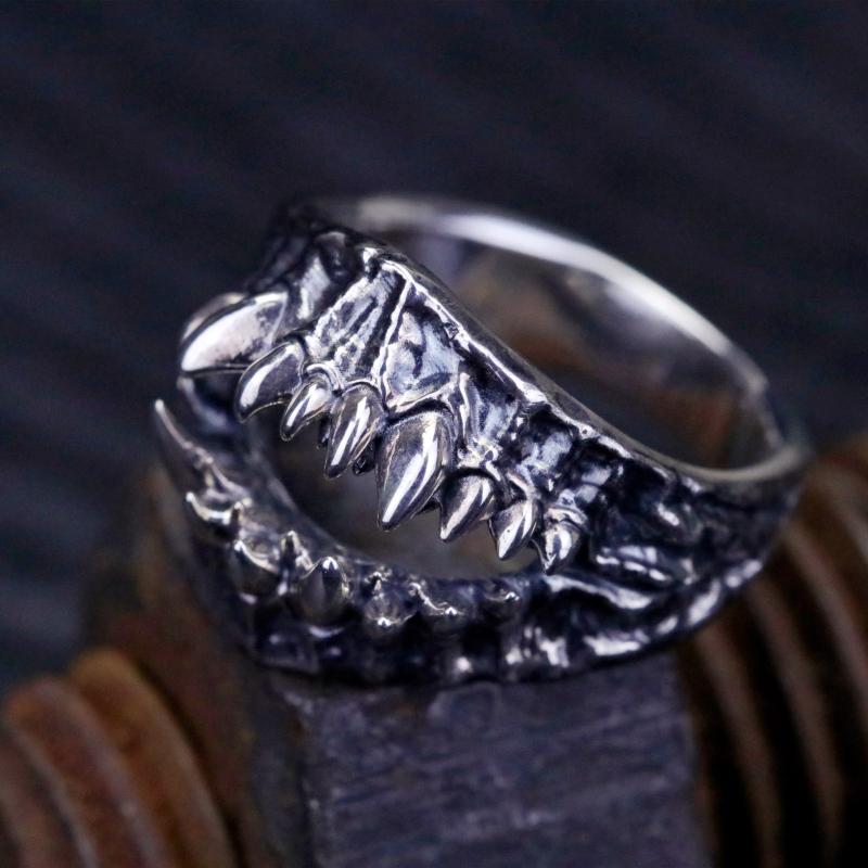 リング メンズ ヴィンテージ調 牙モチーフ オープンリング サイズ調整可能 シルバーメッキ加工 電気メッキ ゴシック パンク ストリート系ファッション 個性派アクセサリー(x2)