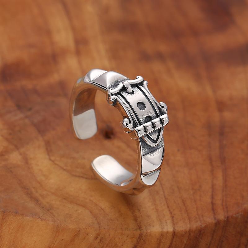 指輪 男女兼用 メンズ オープンリング フリーサイズ タイシルバー シルバーメッキ 電気メッキ加工 レトロ 個性的 ベルトバックル リベット シンプル おしゃれ トレンドファッションリング