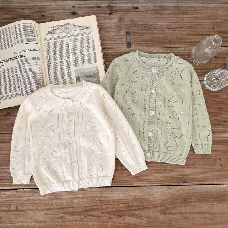 ・性別: ユニセックス・対象年齢: 0〜3歳・主要素材: 綿95%・裏地: 綿・重さ: 約200g・カラー展開: ベージュ、ライトグリーン・サイズ展開: 66cm、73cm、80cm、90cm、100cm・フード: なし・機能: 防風