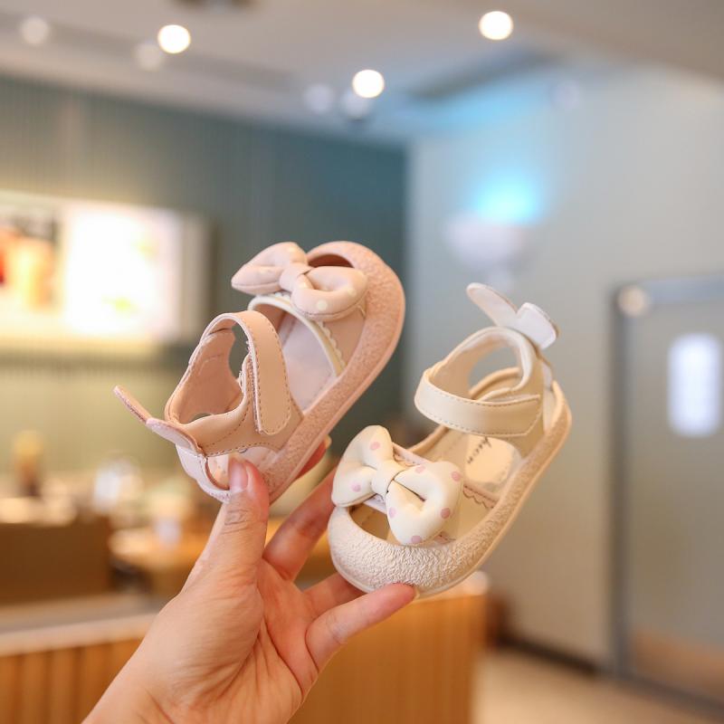 サンダル ベビー 女の子 キッズ ソフトソール 滑り止め 通気性 ファーストシューズ 歩行練習靴 マジックテープ開閉 プリンセス風 かわいい 韓国風 春夏 1歳 2歳 3歳 超繊維レザー ピンク ベージュ