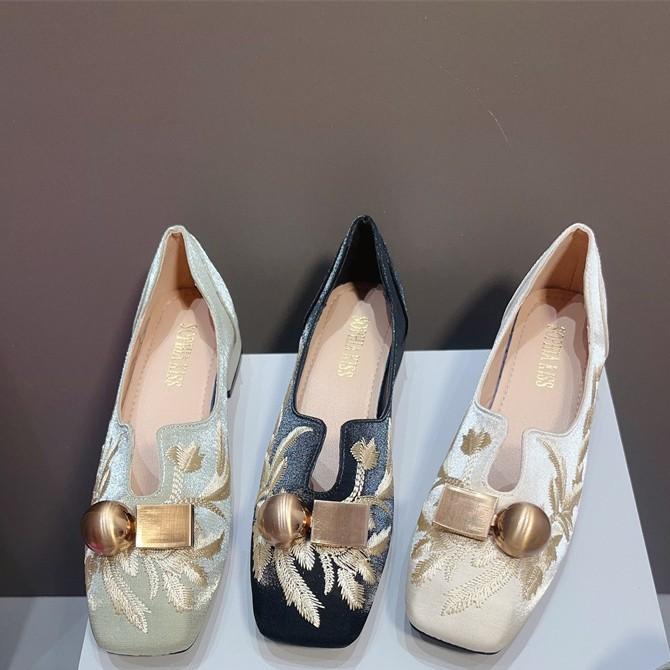 フラットシューズ レディース フレンチレトロ 新中華風 モカシン スリッポン スクエアトゥ 浅口 太ヒール ローヒール 刺繍 布製 フェイクレザー 春秋 デイリーユース