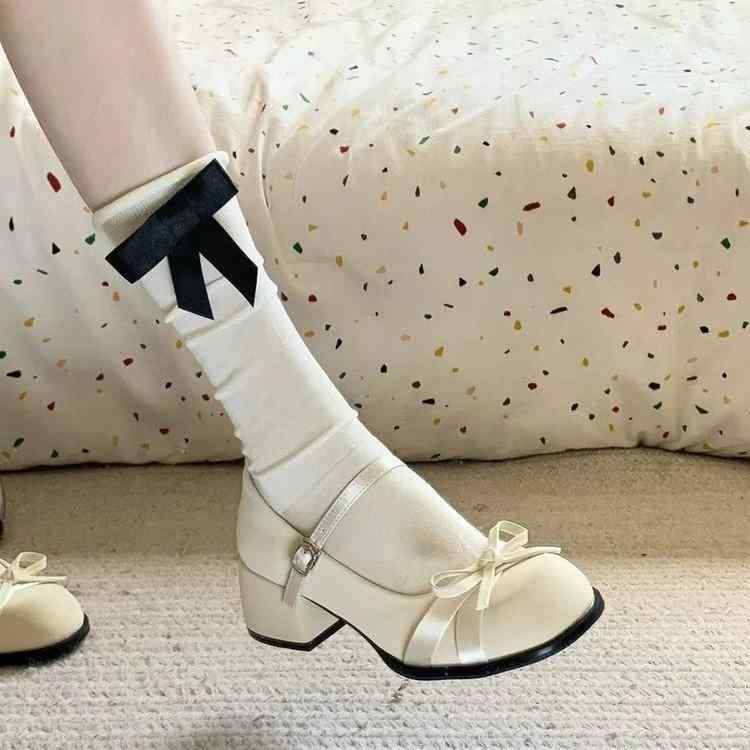 パンプス レディース ホワイト メリージェーン リボン 甲ストラップ 浅履き スクール風 通勤 デイリーユース カジュアル 歩きやすい フラットシューズ