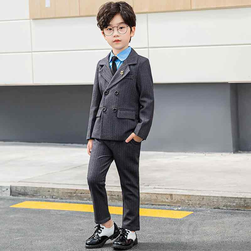 ・カテゴリ: キッズセットアップ・性別: 男児・対象年齢: 3～8歳・スタイル: 韓国風・用途: 男児フォーマル、フラワーボーイ・セットタイプ: パンツスーツ・セット構成: 5点セット（ジャケット、ベスト、パンツ、蝶ネクタイ、胸ピン）、6点セット（ジャケット、ベスト、パンツ、シャツ、蝶ネクタイ、胸ピン）・主な素材: ポリエステル70%・生地名: 化学繊維混紡・生地加工: 柔軟加工、酵素洗い・生地仕様: 通常、裏起毛・厚さ: 普通・柄: ストライプ・デザイン要素: ストライプ、ブリティッシュ・袖丈: 長袖・パンツ丈: 長ズボン・留め具: ダブルボタン・カラー展開: ブルー、グレー・サイズ展開: 90cm、100cm、110cm、120cm、130cm、140cm、150cm