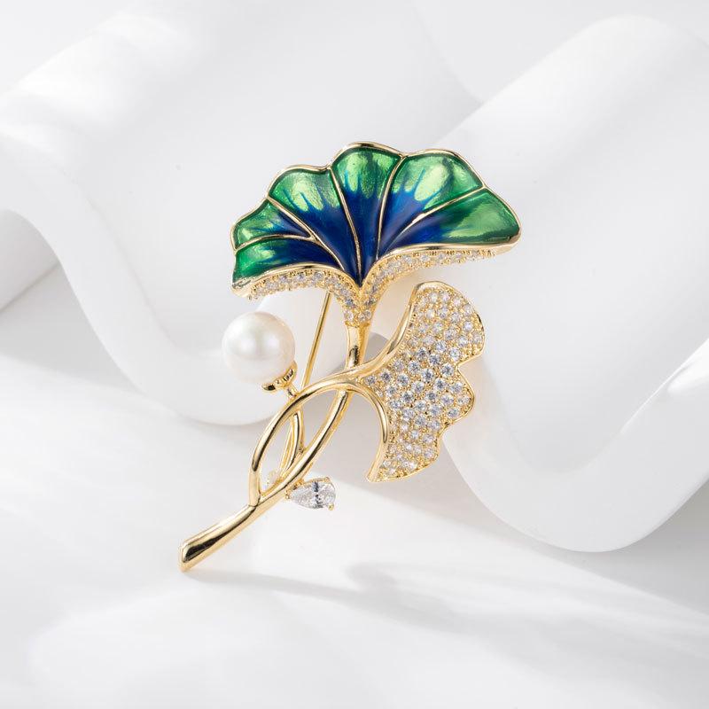 ブローチ レディース 銅製 滴油加工 珐琅 パール 銀杏の葉モチーフ 個性的 エレガント 上品 フォーマル..