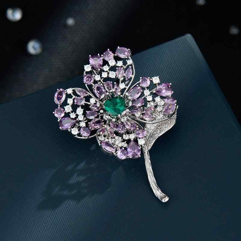 ブローチ レディース 高級感 個性的 おしゃれ 上品 透かし 四つ葉のクローバー マイクロパヴェ ジルコニア フラワーモチーフ 銅製 秋冬 ファッション 通勤 フォーマル(x2)