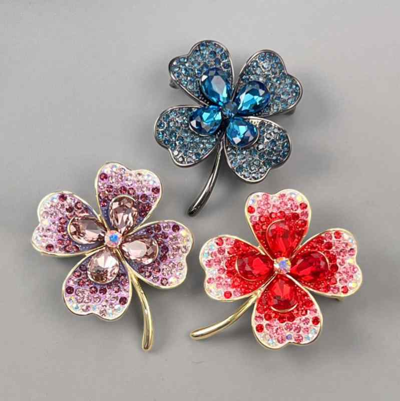 ブローチ レディース 女性用 幸運の四つ葉のクローバー 高級感 レトロ 植物モチーフ シンプル 華やか 電気メッキ加工 銅製 万能デザイン 通勤 オフィススタイル ギフト プレゼント(x2)