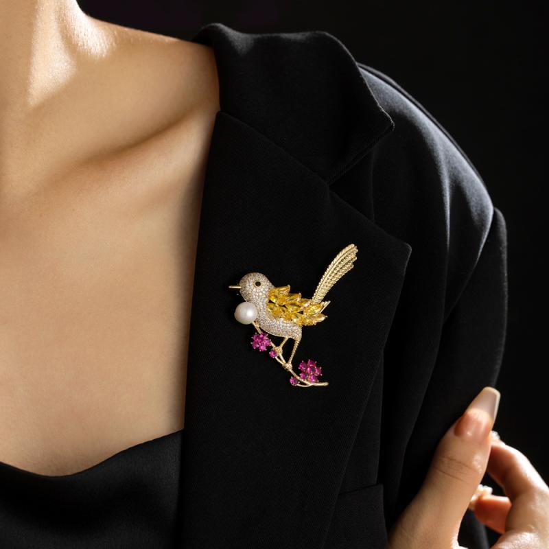 ブローチ レディース 中国風 喜鵲モチーフ 軽量 高級感 個性的 万能 スーツアクセサリー 銅製 ジルコニア装飾 レトロ アンティーク風 プレゼント 記念品 ゴールドカラー