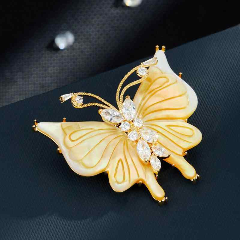 ブローチ レディース 高級感 天然貝殻 蝶モチーフ 電気メッキ加工 上品 エレガント 秋冬新作 ファッション小物 装飾品 ドレス シャツ コート ワンポイント ...
