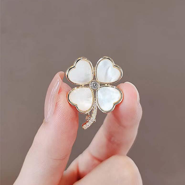 ブローチ レディース ピンブローチ 四つ葉のクローバー 天然シェル かわいい おしゃれ スカーフ留め スーツ コート飾り 銅製 マイクロインレイ(x2)