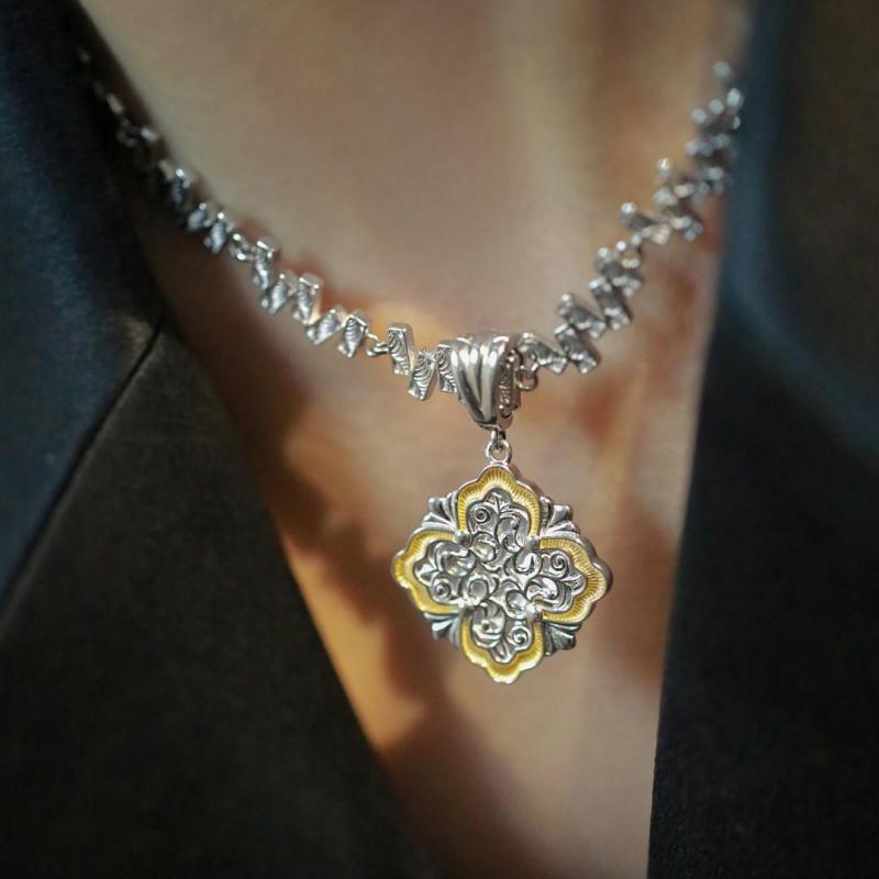 ネックレス レディース ゴールド シルバー ツートンカラー 唐草模様 貝殻 四つ葉のクローバー フラワーモチーフ ペンダント 高級感 個性的なデザイン 銅製 電気メッキ加工 韓国スタイル フェミニン(x2)