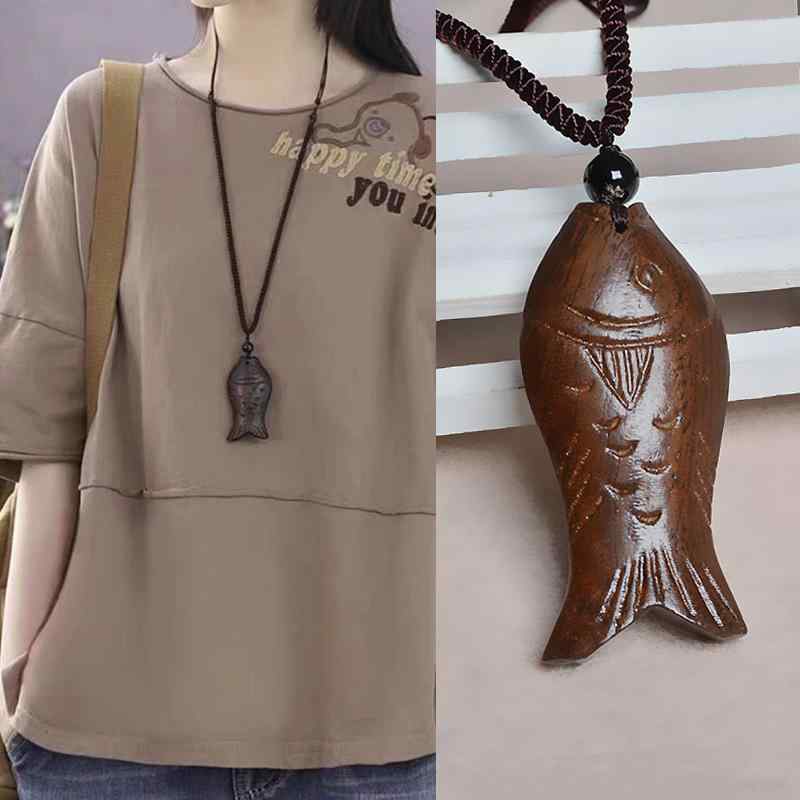 ネックレス レディース レトロ エスニック 桃の木 ウッド 魚モチーフ 大ぶり 軽量 ペンダント ロング丈 セーター ニット カジュアル ナチュラル 万能