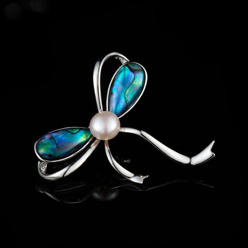 ブローチ レディース リボンモチーフ 淡水パール 天然シェル マイクロセッティング 高級感 銅製 真鍮 スーツ コート フォーマル カジュアル オフィス 結婚式...