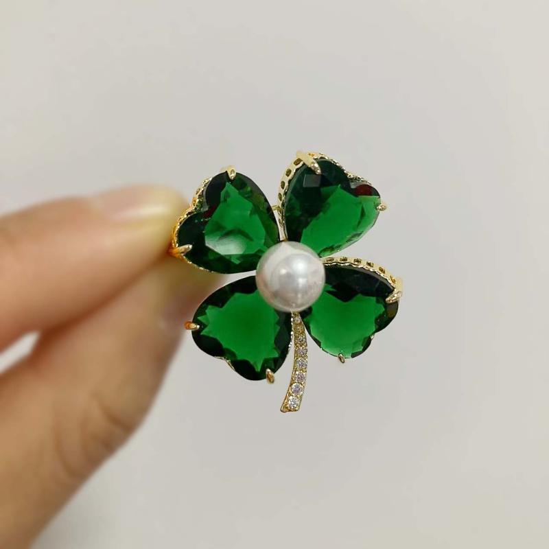 ブローチ レディース 四つ葉のクローバー クリスタル 高級感 エレガント おしゃれ ラペルピン コサージュ フォーマル カジュアル パーティー 結婚式 入学式 卒業式 贈り物 ジャケット スーツ 襟元