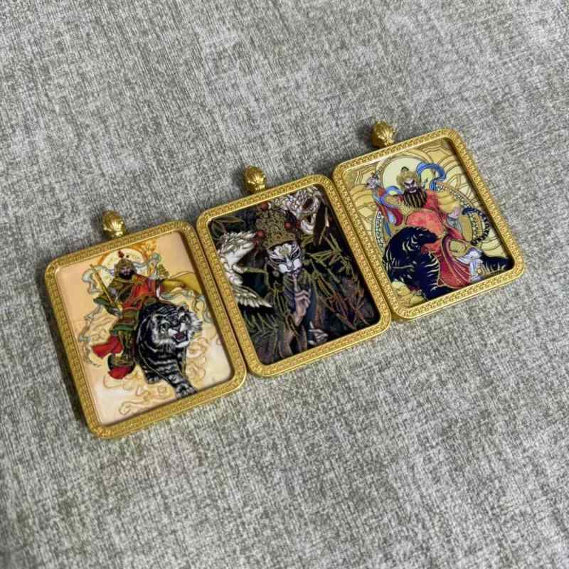 ペンダント お守りケース ゴールドカラー 金彩 道教デザイン 白鶴童子 関公 趙公明 護符 開運 亜鉛合金製 電気メッキ加工 アンティーク調