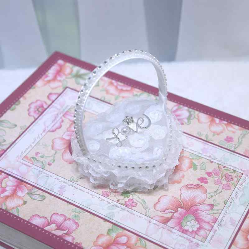 指輪ケース プロポーズ 結婚式 ウェディング レース ハート型 持ち手付き アクセサリー収納 小物入れ ヨーロピアン調 プレゼント ギフトボックス 白 赤 ピンク かわいい