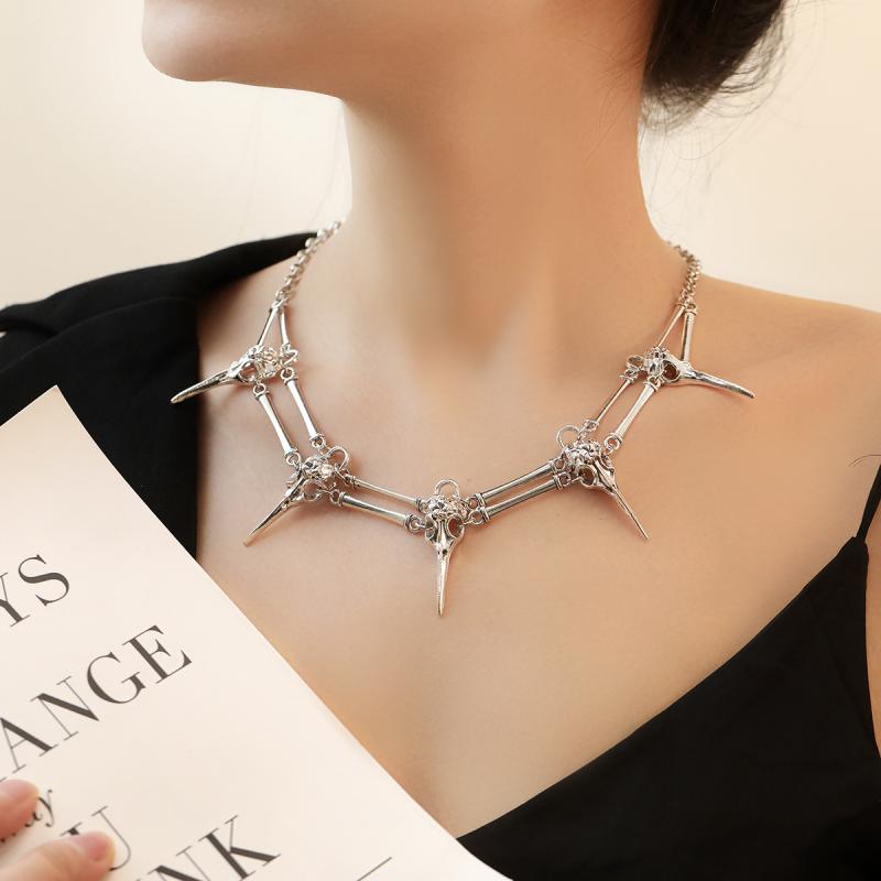 ネックレス レディース ゴシック スカル ペンダント カラス 鳥 頭蓋骨 モチーフ ダーク ミステリアス 鎖骨チョーカー 個性的 西洋風 合金 電気メッキ加工