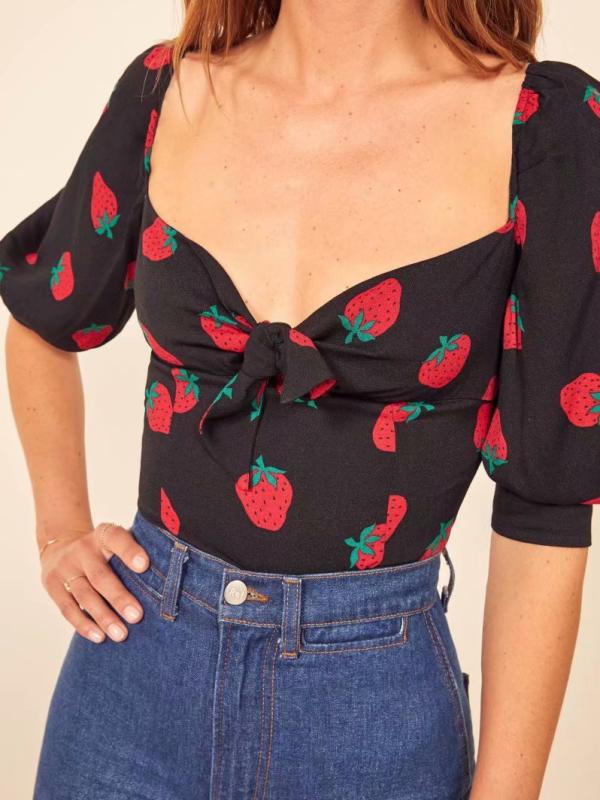 ブラウス レディース スクエアネック パフスリーブ 胸元リボン ショート丈 ストロベリー柄 フレンチレトロ かわいい 春夏 通勤 オフィス カジュアル エレガント ポリエステル トップス