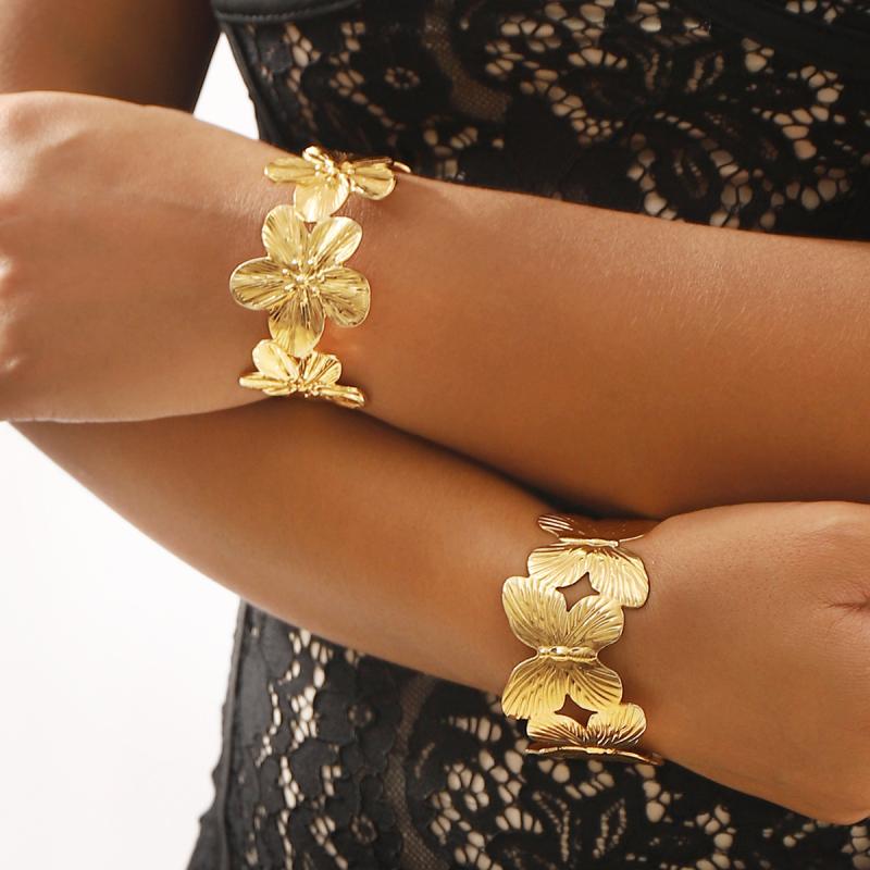 バングル レディース 開口デザイン 電気メッキ加工 蝶 花 フラワーモチーフ シンプル 上品 エレガント ..