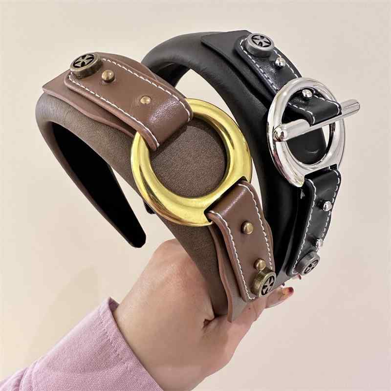 カチューシャ レディース 韓国風 幅広 レザー スポンジ入り ボリュームアップ 小顔効果 上品 クール メ..