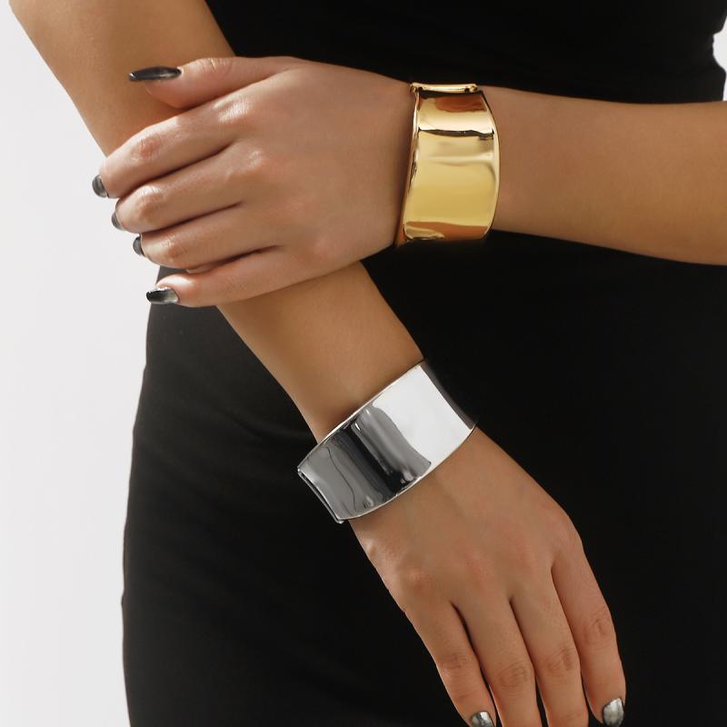 バングル レディース 幅広 光沢感 幾何学デザイン 個性的 メタル 伸縮 スプリング式 電気メッキ加工 ゴ..