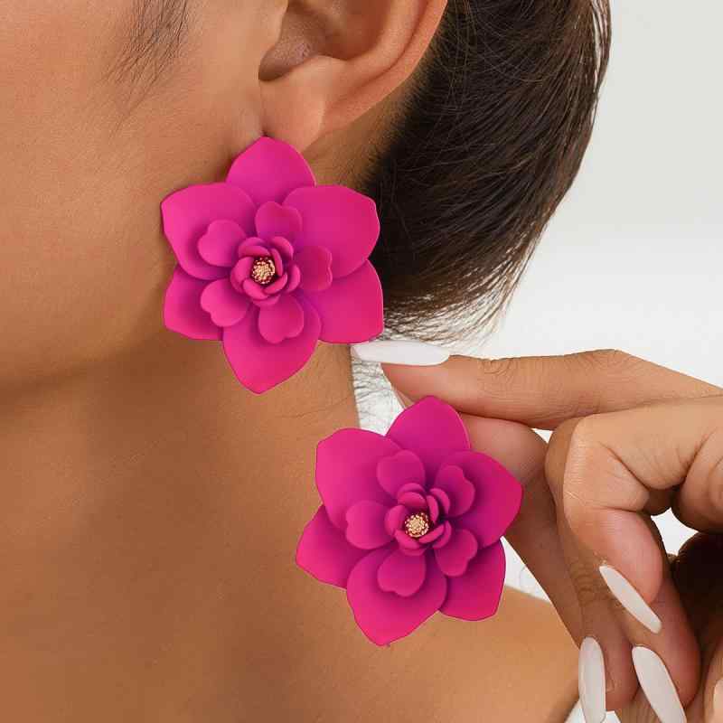 ピアス イヤリング レディース 立体的 多層 花柄デザイン カメリアモチーフ エナメル加工 合金製 かわいい フェミニン 大人かわいい 上品 カジュアルスタイル デイリーユース 耳元 おしゃれ