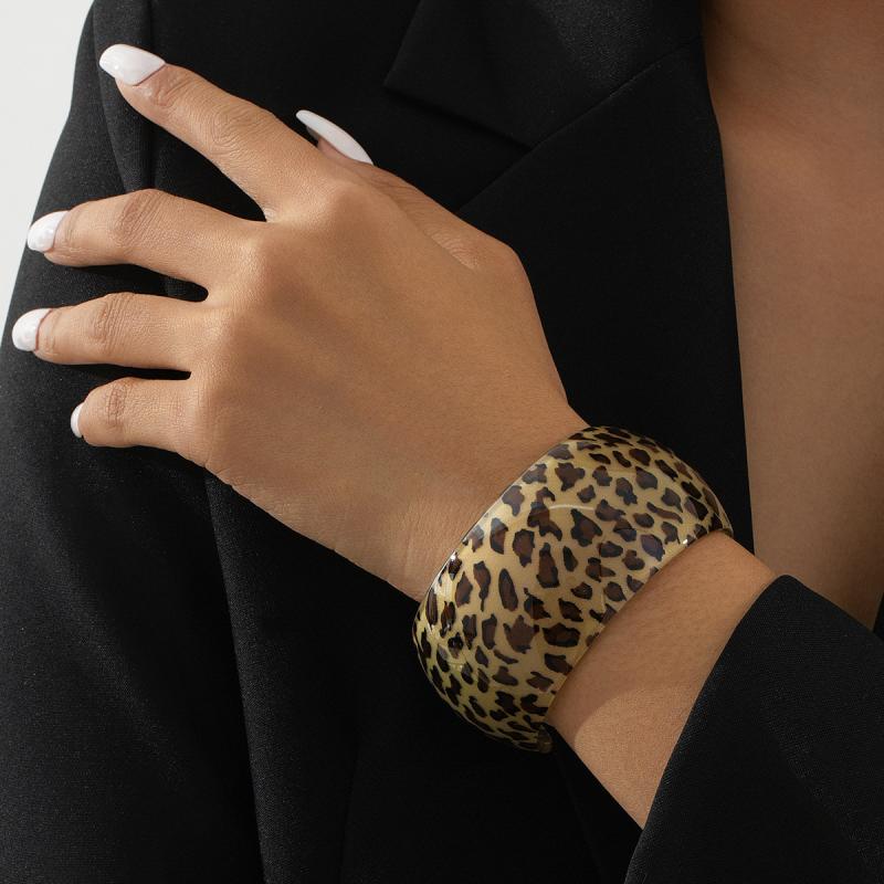 バングル レディース 幅広 C型 ヒョウ柄 レジン 樹脂製 オープンカフ 個性的 欧米風 幾何学模様 ボールド 存在感 ブラウン イエロー 大人カジュアル おし...