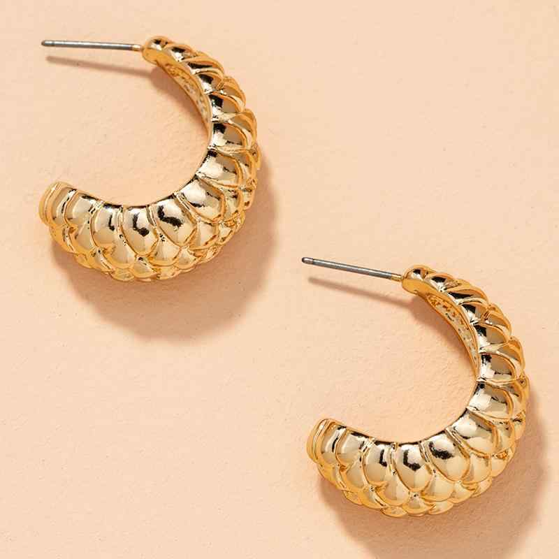 ピアス レディース 金メッキ ゴールドカラー シンプル C型 大ぶり 不規則 アシンメトリー ライチ柄 エ..