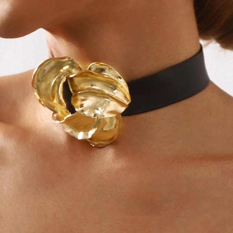 ネックレス レディース ショートネックレス 個性的 メタル プリーツ 花 フラワーモチーフ 電気メッキ加..