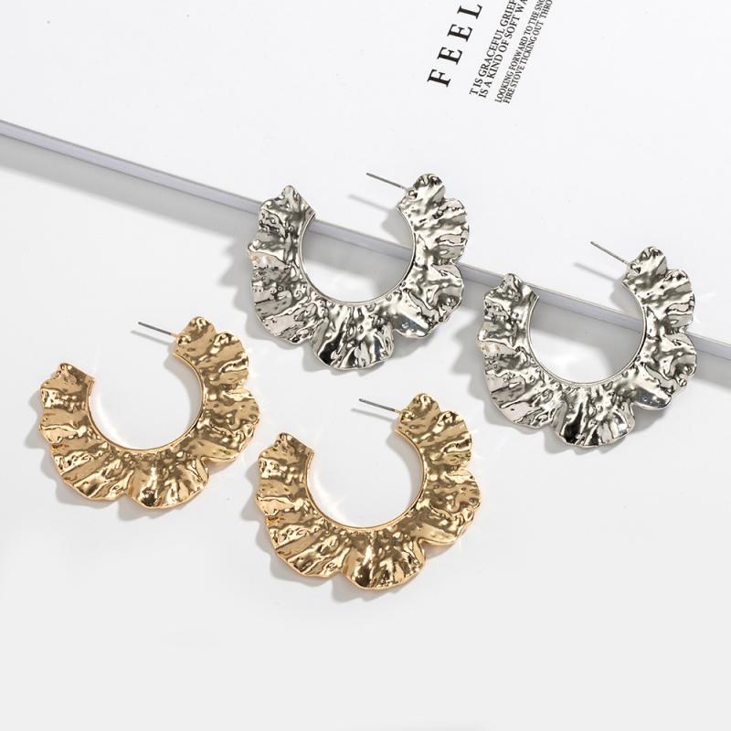 ピアス レディース メタル調 電気メッキ加工 合金製 ゴールド シルバー C型 上品 シンプル クール 欧米風 ボリューム感 レトロ ファッション 幾何学模様