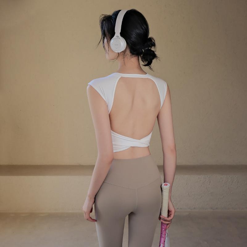 ヨガウェア レディース 吸汗速乾 カップ付き ノースリーブ ショート丈 細見え 美背 フィットネス トレ..