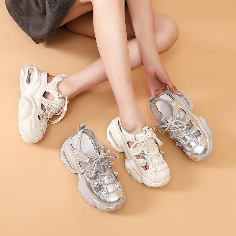 サンダル レディース ラインストーン 厚底 ローマサンダル つま先カバー 透かし彫り 通気性 ダッドシューズ 外履き用 カジュアル 春夏 低身長 小柄 ラウンドトゥ 牛革