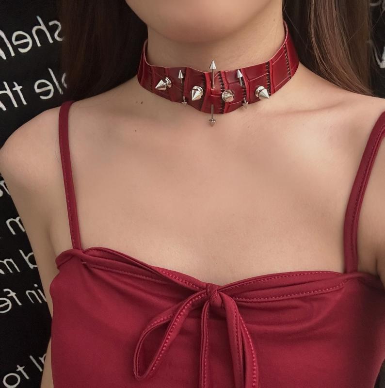 ネックレス 男女兼用 長さ調整可能 電気メッキ加工 レザー スタッズ ワインレッド アシンメトリー パンク ゴス系 Y2K 甘辛 クール ロック 個性的 ファッションアクセサリー 秋冬