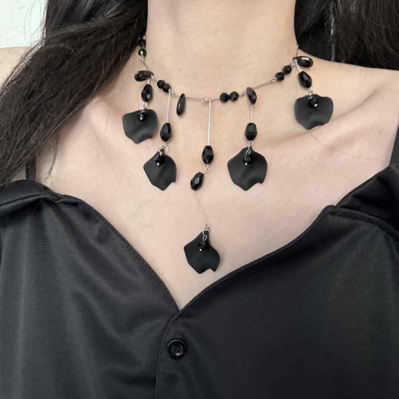 ネックレス レディース パンク ヒップホップ 個性的 ローズ花びら ドロップ クリスタル フリンジ チョーカー 合金製 電気メッキ加工 レッド ブラック 2色