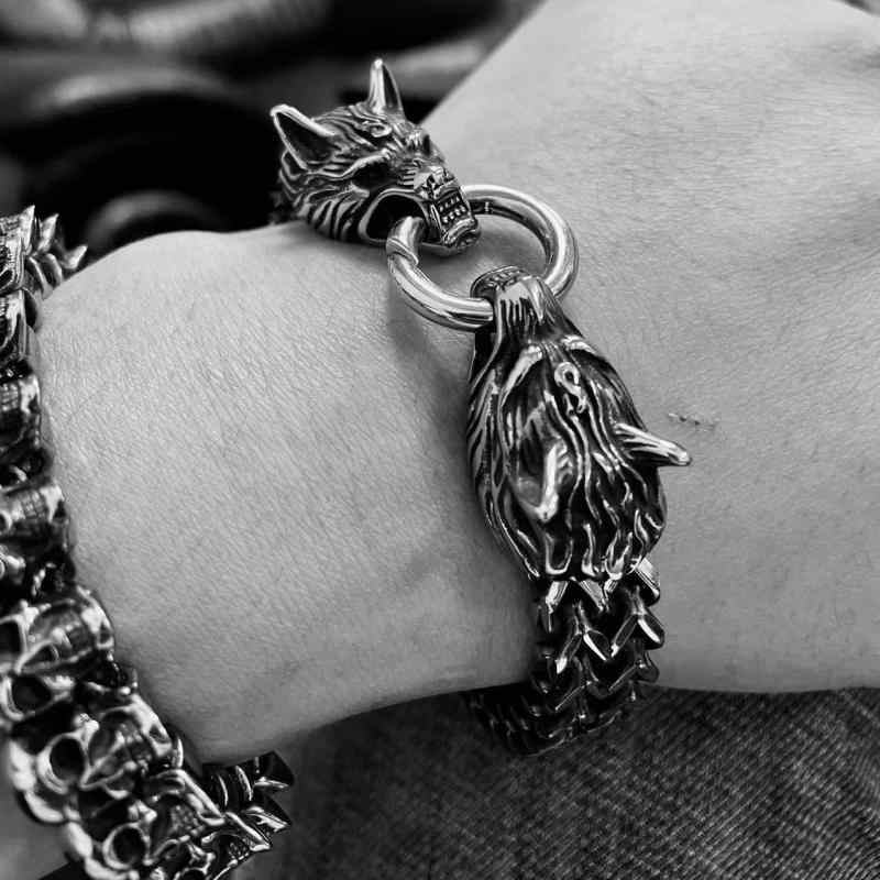 ブレスレット メンズ パンク ヴァイキング 狼頭モチーフ チタン鋼製 手作業研磨 鏡面仕上げ アクセサリ..