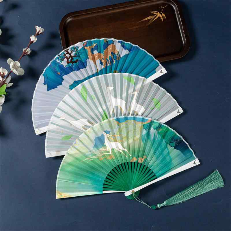 扇子 携帯用 折りたたみ ミニ 軽量 箔押し 小鹿柄 和風 クラシカル 伝統工芸品 竹製 かわいい おしゃれ 浴衣 着物 和装小物 花火大会 祭り 夏の必需品 mzymzy-10433540 モズラボ パッケージ画像