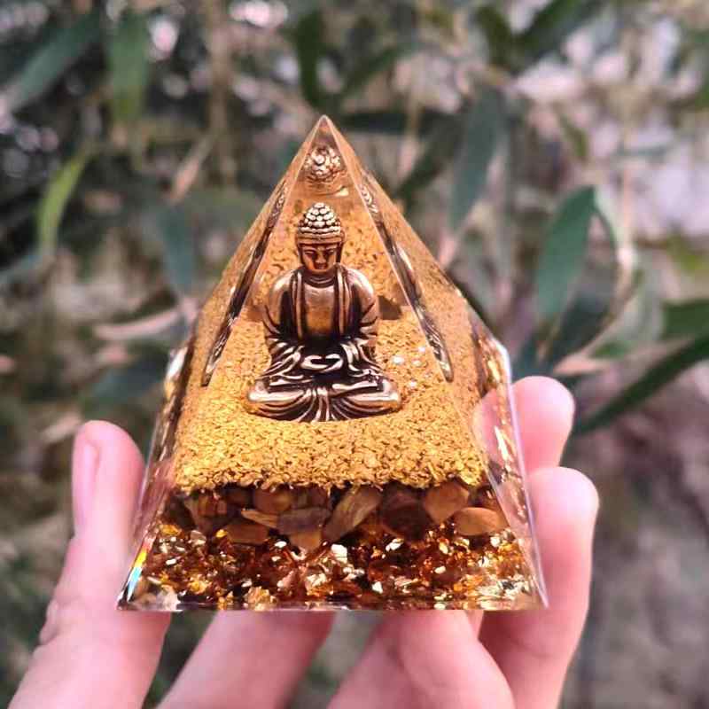 インテリア置物 クリアレジン製 クリスタルピラミッド ハンドメイド 卓上オブジェ 鉱石さざれ入り モダン シンプル