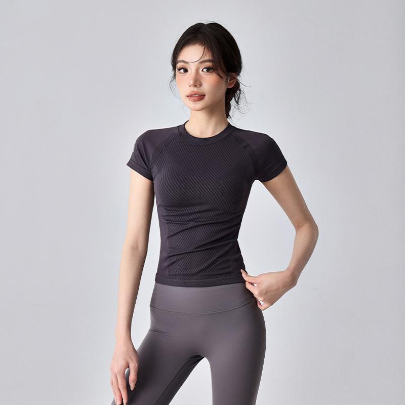 ヨガウェア レディース 速乾 伸縮性 フィットネス ランニング ピラティス トレーニング 半袖 Tシャツ ショート丈 細見え効果 綿混素材 高級感 オールシーズン ブラック グレー パープル スポーツウェア