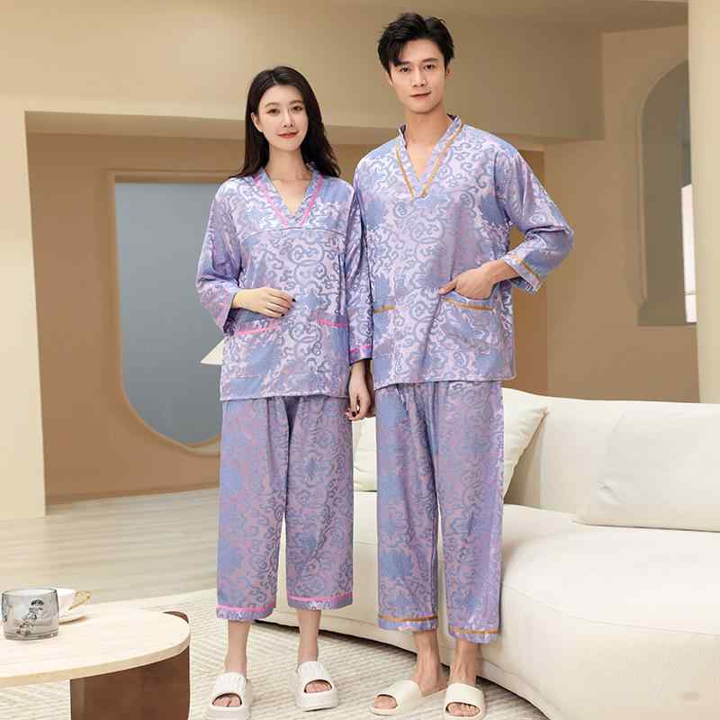 ・カテゴリ: セットアップ・対象: カップル・素材: ポリエステル綿・主な素材: ポリエステル・主な素材含有率: 50%〜70%未満・パンツ丈: 9分丈・袖丈: 9分袖・生地の厚さ: 適度 (161-180g/m²)・スタイル: 長丈ジャカード織り・カラー展開: レディースパープル、メンズパープル、レディースシルバーホワイト、メンズシルバーホワイト、レディース蘭草、メンズブルー、レディース菊ストライプ、メンズカフェストライプ・サイズ展開: XL、2XL、3XL、4XL、5XL、6XL