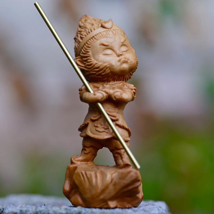 木彫り 置物 崖柏 無垢材製 天然木 手彫り 孫悟空 斉天大聖 美猴王 かわいい 卓上 車内兼用 ミニフィギュア インテリア オブジェ 新中式スタイル 開運 縁起物 デスク リビング オフィス 飾り ギフト 贈答品