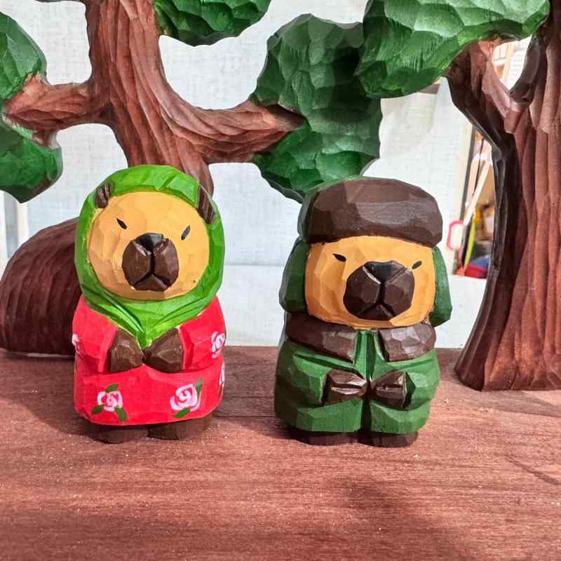 置物 キュートなカピバラ 手彫り 木製 卓上 ミニチュア オブジェ ミリタリーコート風 花柄ジャケット風..