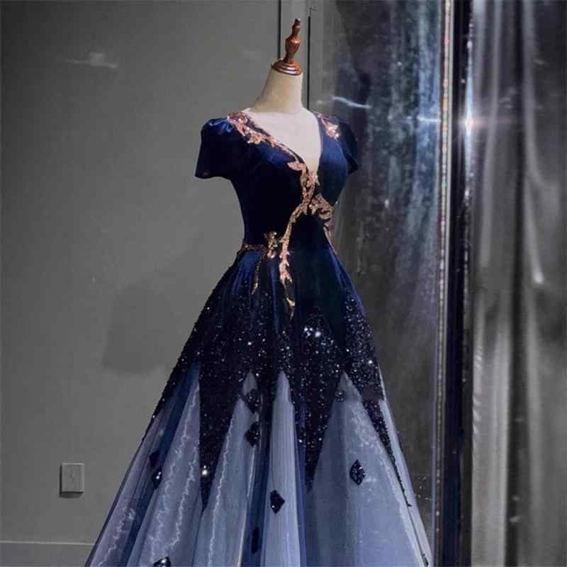 ・カテゴリ: ウェディングドレス・主な素材: ポリエステル・カラー展開: 画像色・サイズ展開: S、M、L、XL、XXL、XXXL・シルエット: Aライン裙・デザイン要素: レースアップ・ネックライン: 深Vネック・袖丈: 三分袖・スカート丈: ロング丈・ウエスト: レギュラーウエスト・対象年齢: 成人・性別: レディース・袖の形: プリンセススリーブ