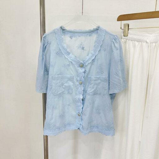 シャツ レディース 長袖 精緻な刺繡 花柄 Vネック レース襟 柔らか綿 ボタニカル柄 立体柄 春夏 日韓カジュアル 前開き ブラウス 上品 きれいめ(x2) シャツ レディース 長袖 精緻な刺繡 花柄 Vネック レース襟 柔らか綿 ボタニカル柄 立体柄 春夏 日韓カジュアル 前開き ブラウス 上品 きれいめ(x2)