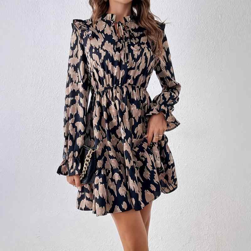 ワンピース フレンチテイスト 総柄 ヒョウ柄 通勤スタイル スタンドカラー ベルスリーブ 長袖 フリルヘム Aライン ミディ丈 大人上品 ポリエステル素材 春夏