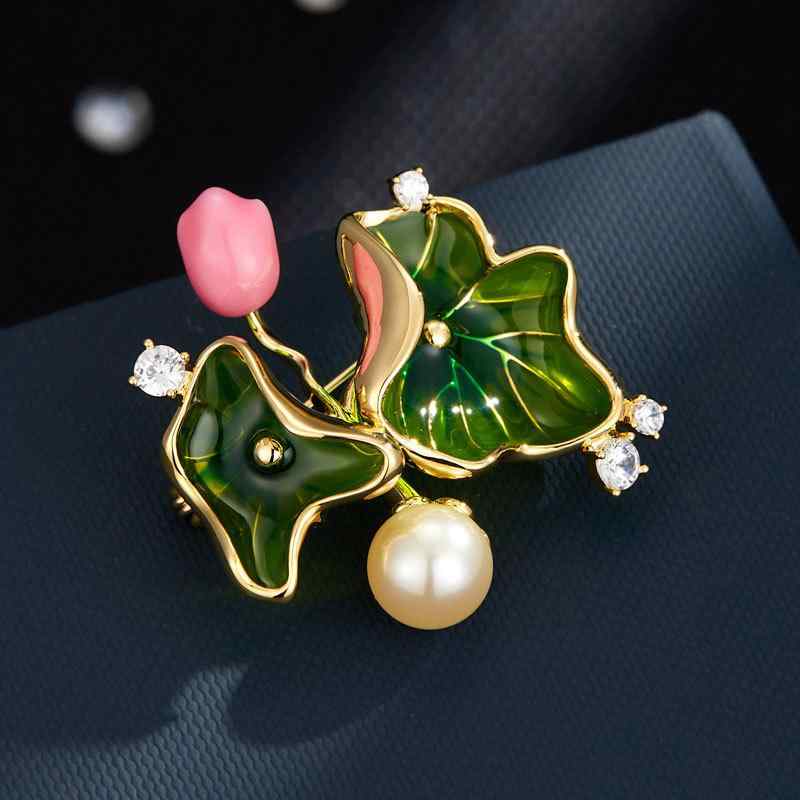 ブローチ レディース 新中華風 蓮の花 蓮の葉モチーフ 個性的な高級感 透明 滴油加工 銅製 エレガント