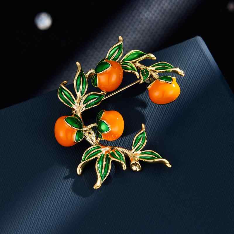 ブローチ レディース 柿モチーフ 縁起物 田園風 七宝焼き風エナメル加工 真鍮製 おしゃれ ユニーク か..