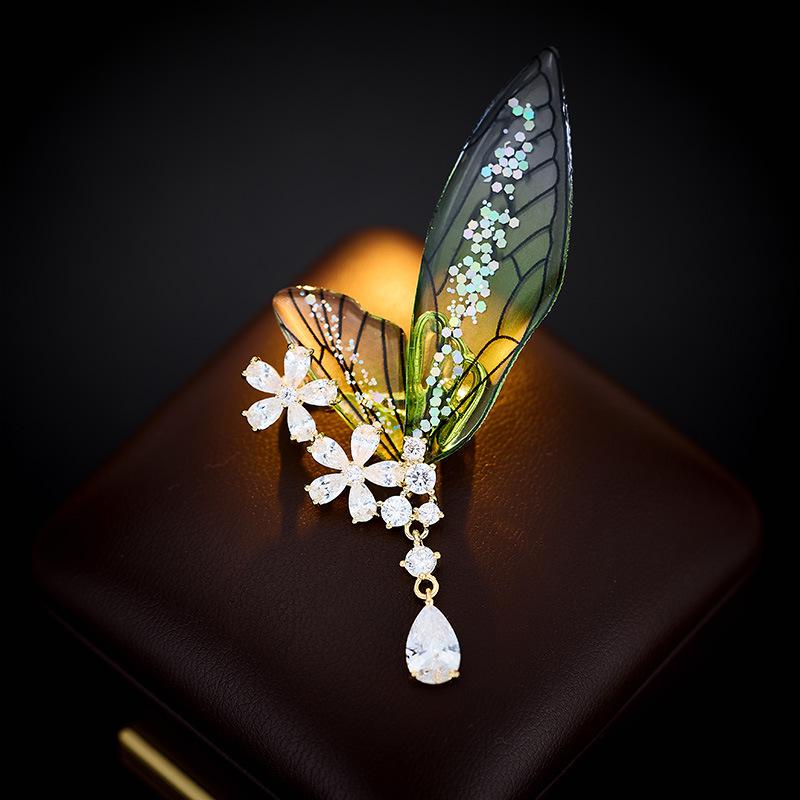 ブローチ レディース ライトラグジュアリー 蝶 バタフライウイング ジルコニア装飾 繊細な動き 高級感 通勤 万能 ジャケット コート ドレス スーツ アクセサ...