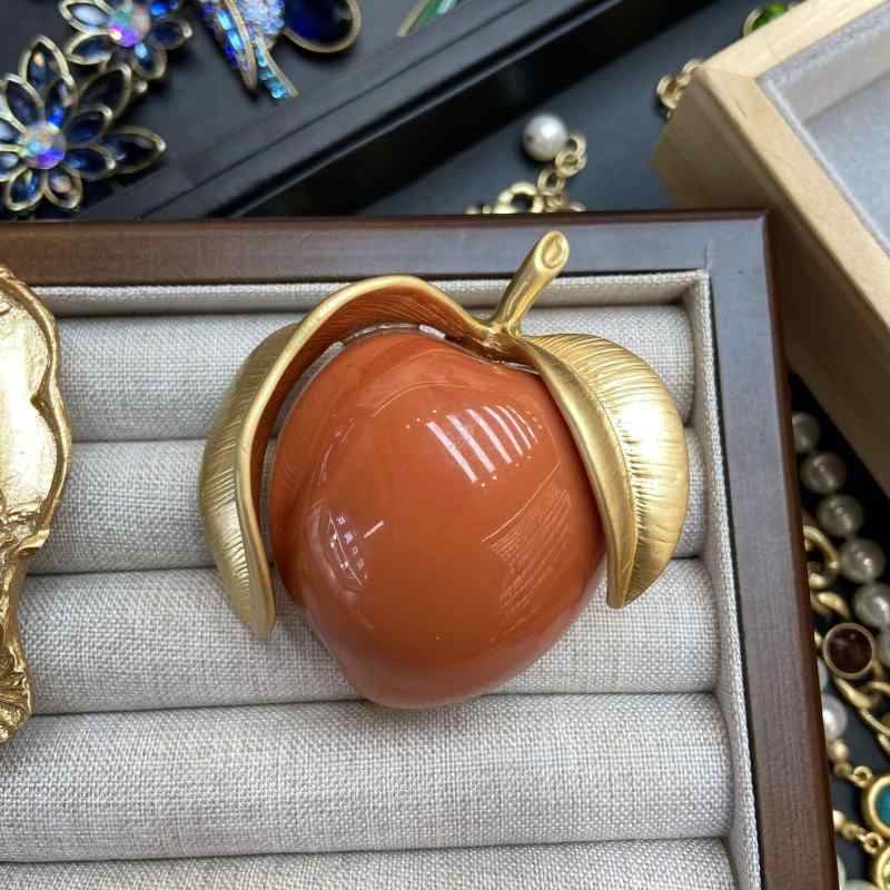 ブローチ レディース オリジナル 高級感 ヴィンテージ 金メッキ 銅製 柿モチーフ 個性的 記念 装飾 コ..