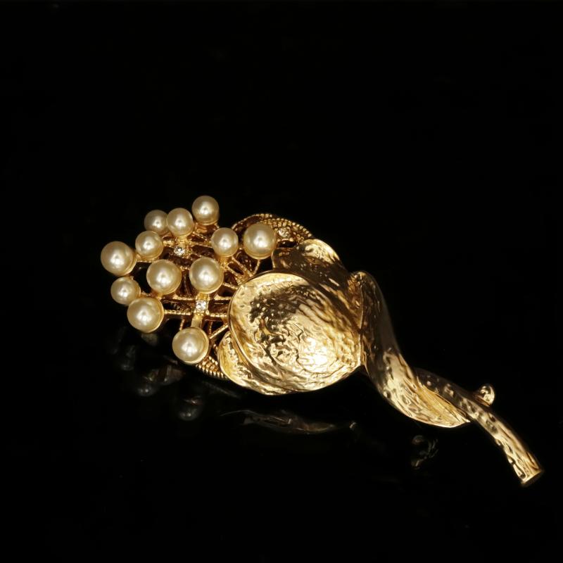 ブローチ レディース ヴィンテージ レトロ 上品 エレガント パール装飾 透かし彫り フラワーブーケモチーフ デザイン性 多機能 合金製 電気メッキ加工 春夏 フォーマル カジュアル アンティーク調