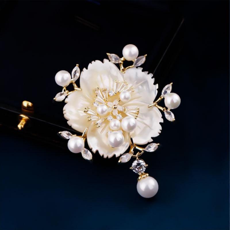 ブローチ レディース 銅製 ライトラグジュアリー 高級感 上品 パール マザーオブパール カメリア ドロップパール 韓国風 存在感 フォーマル 結婚式 入学式 卒業式 パーティー ギフト アクセサリー